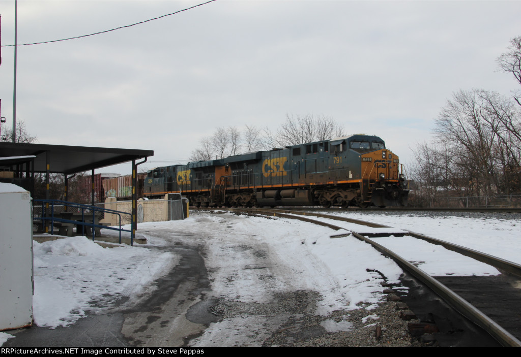 CSX 791 and 5264 with a train at Hagerstown yard